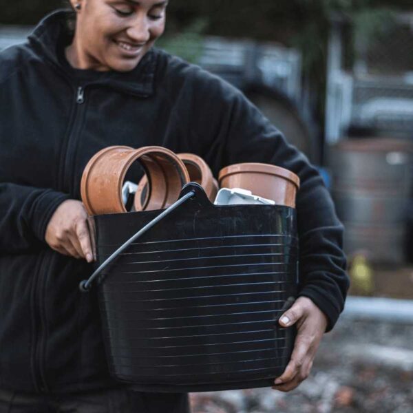 Cubo Red Gorilla Bucket negro transportando macetas