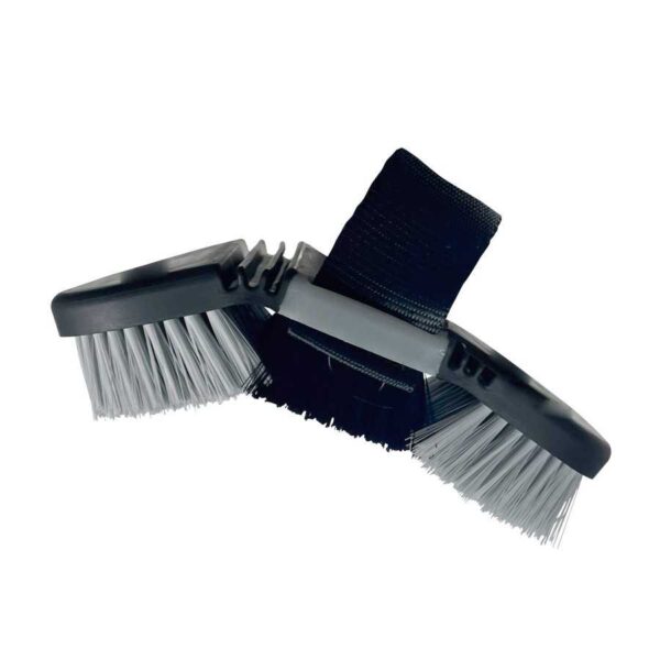 Base flexionada de la bruza negra y gris