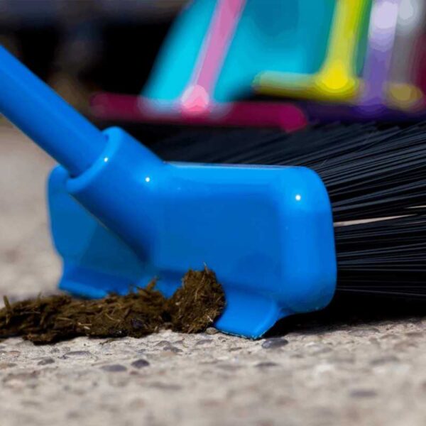 Cepillo Red Gorilla Broom de 30 cm con detalle del raspador durante la limpieza