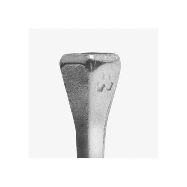 Detalle de cabeza con la marca Mustad