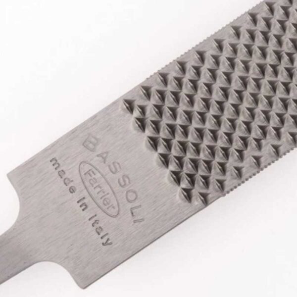 Detalle del dentado y marca de la escofina Bassoli Farrier
