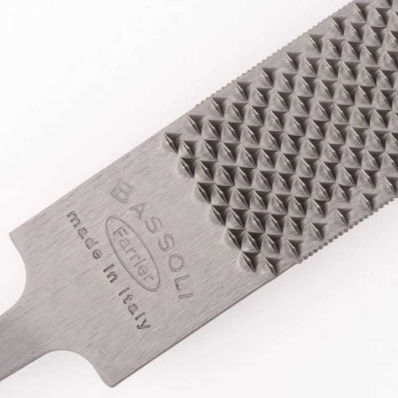 Detalle del dentado y marca de la escofina Bassoli Farrier