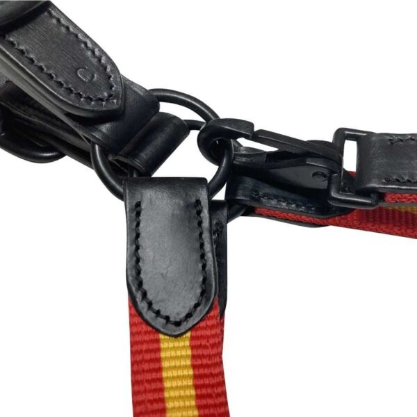 Cabezada de cuero y nylon con bandera española con detalle del mosquetón negro