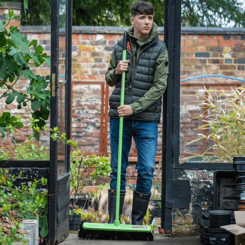 Cepillo Red Gorilla Broom de 50 cm verde durante el barrido de una superficie exterior
