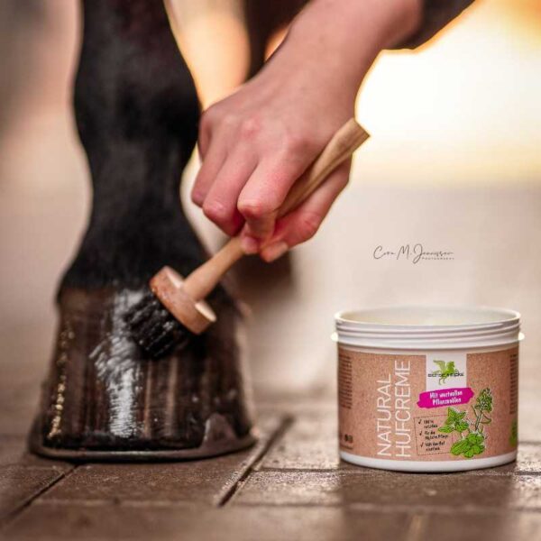 Aplicación de crema Natural Hufcreme con pincel no incluido