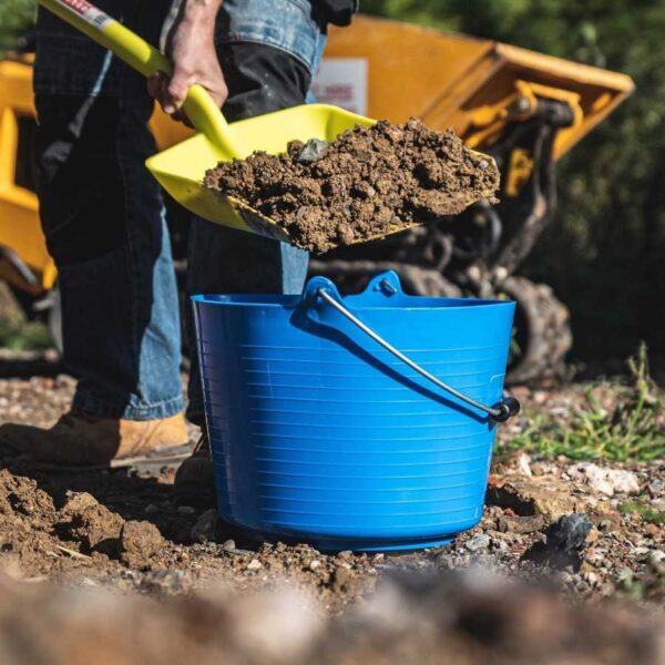 Cubo Red Gorilla Bucket azul durante una tarea de jardinería