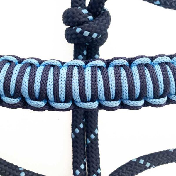 Detalle de la muserola forrada azul marino-azul