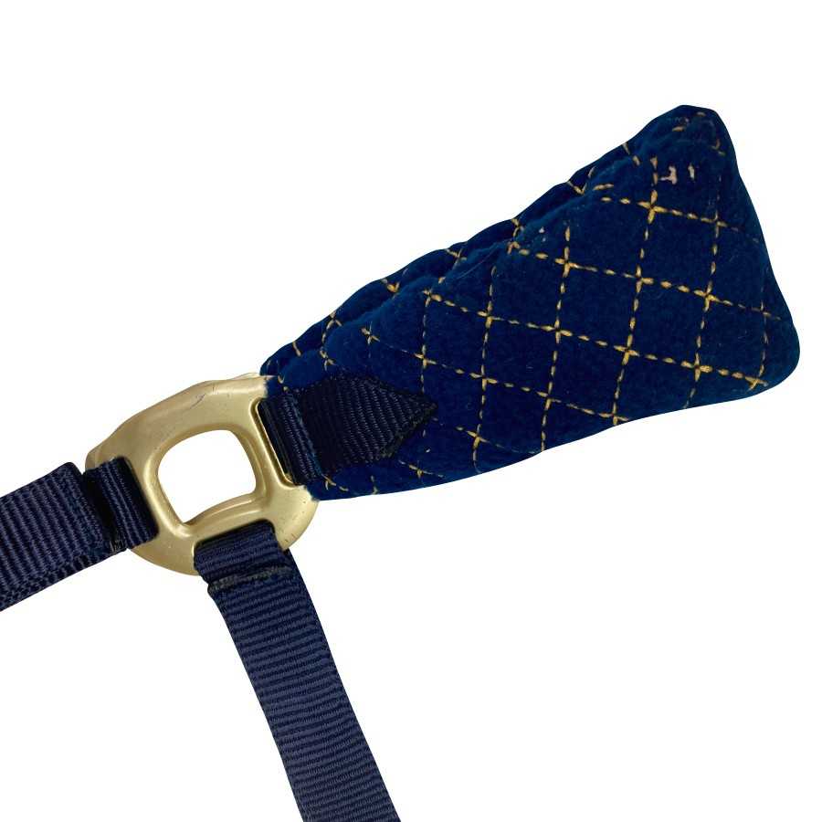 Cabezada azul con forro polar y detalles dorados con detalle del forro y hebilla